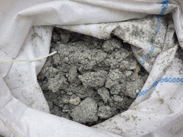 管内より取り除いた塗料や土砂