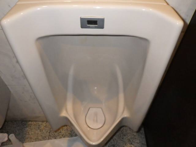 トイレの尿石除去前