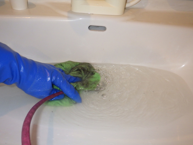 洗面台追加洗浄中