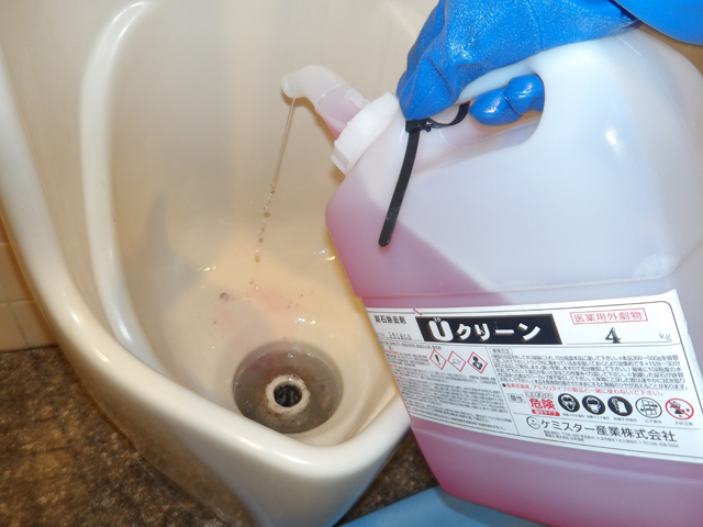 尿石を溶かす薬剤を流す