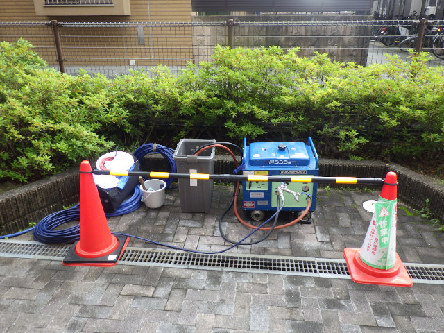 マンションの外に設置した高圧洗浄機