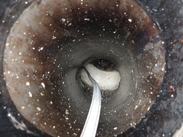 高圧洗浄による清掃中